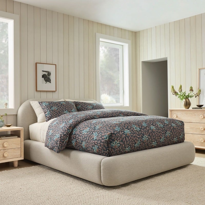 Cama tapizada en un dormitorio de la colección de Kalida