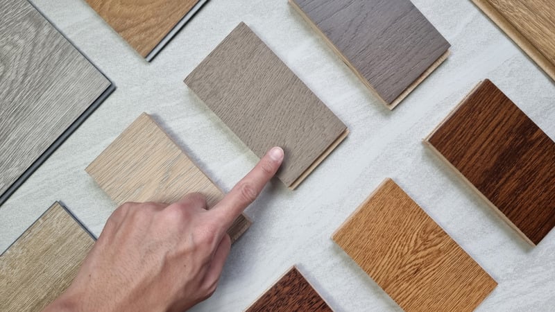 Muestras de acabados de madera en tonos claros y oscuros